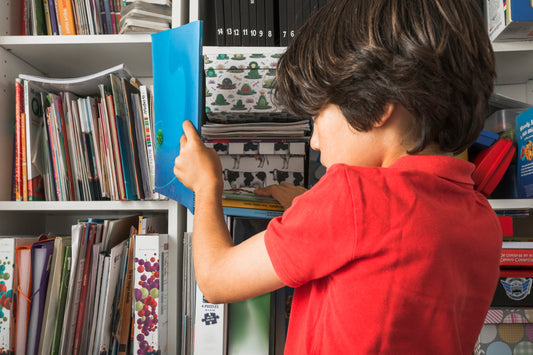 niño-organizando-estantería-con-libros-carpetas-y-material-educativo-orden-y-organización-en-el-hogar